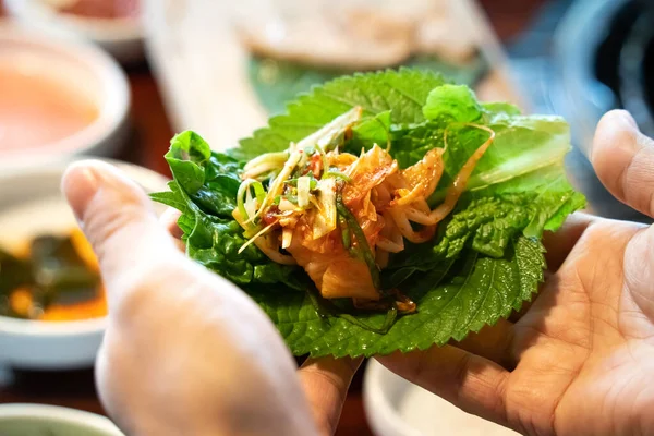 Корейському Ресторані Чеджу Смачна Корейська Кухня Залізній Тарілці Салатом Кімчі — стокове фото