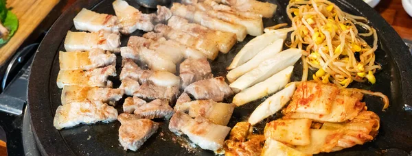 제주도 식당에서는 프라이 돼지고기 양상추 소스가 에서의 신선하고 맛있는 라이프 — 스톡 사진