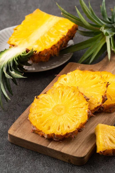 Verse Gesneden Sappige Ananas Een Bord Donkergrijze Tafel Achtergrond — Stockfoto