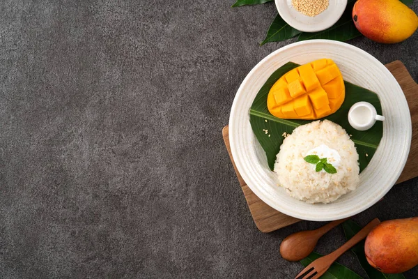 Läcker Thailändsk Mango Klibbigt Ris Med Skuren Färsk Mango Frukt — Stockfoto