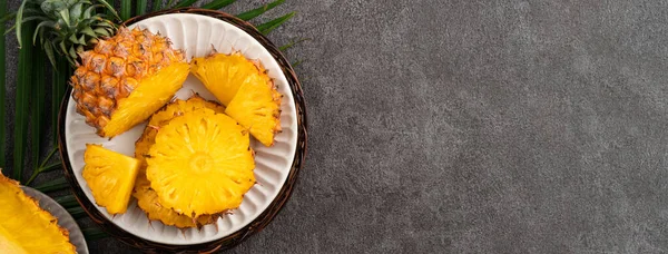 Bovenaanzicht Van Verse Gesneden Ananas Met Tropische Bladeren Donkergrijze Tafel — Stockfoto