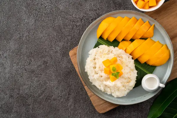 Nasi Mangga Thailand Yang Lezat Dengan Potongan Buah Mangga Segar — Stok Foto
