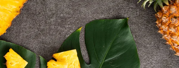 Vue Dessus Ananas Frais Coupé Avec Des Feuilles Tropicales Sur — Photo