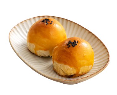 Ay pastası sarısı pastasını kapat, sonbahar ortası festivali için ay çöreği beyaz masa arkasında izole edilmiş, kesme yolu, kesme.