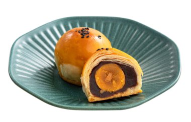 Ay pastası sarısı pastasını kapat, sonbahar ortası festivali için ay çöreği beyaz masa arkasında izole edilmiş, kesme yolu, kesme.