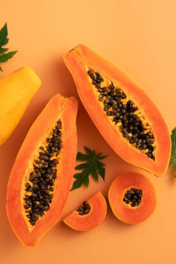 Tropikal meyve tasarımı konsepti için turuncu masa arkaplanından Papaya 'yı kes, üst görünüm kopyalama alanı.