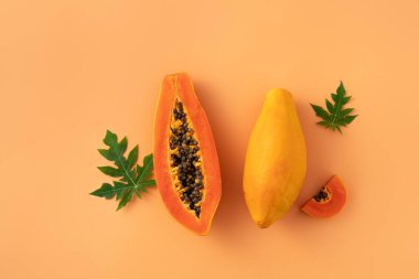 Tropikal meyve tasarımı konsepti için turuncu masa arkaplanından Papaya 'yı kes, üst görünüm kopyalama alanı.