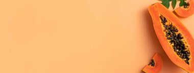 Tropikal meyve tasarımı konsepti için turuncu masa arkaplanından Papaya 'yı kes, üst görünüm kopyalama alanı.