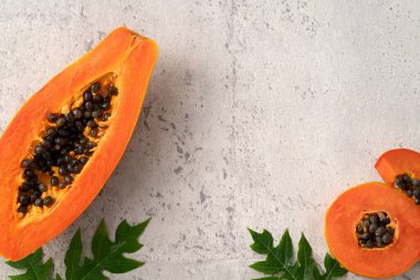 Tropikal meyve tasarımı kavramı için Papaya 'yı gri masa arkaplanından kes, üst görünüm kopyalama alanı.