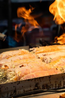 Geleneksel gece pazarında sebze, domuz ya da biftekli ızgara köfte, Güney Kore 'de lezzetli sokak yemekleri..