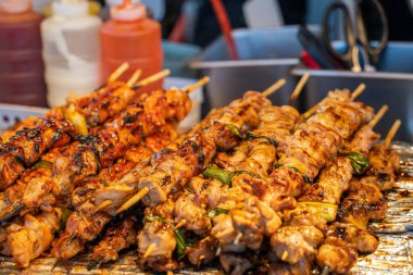 Geleneksel gece marketinde ızgara et şişi kebabı, Güney Kore 'de lezzetli sokak yemekleri..