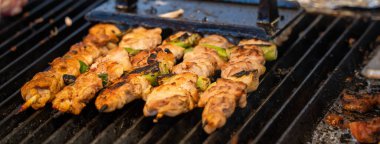 Geleneksel gece marketinde ızgara et şişi kebabı, Güney Kore 'de lezzetli sokak yemekleri..