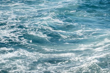 Fırtınalı deniz okyanusu, beyaz köpüklü ve dalgalı su yüzeyi.