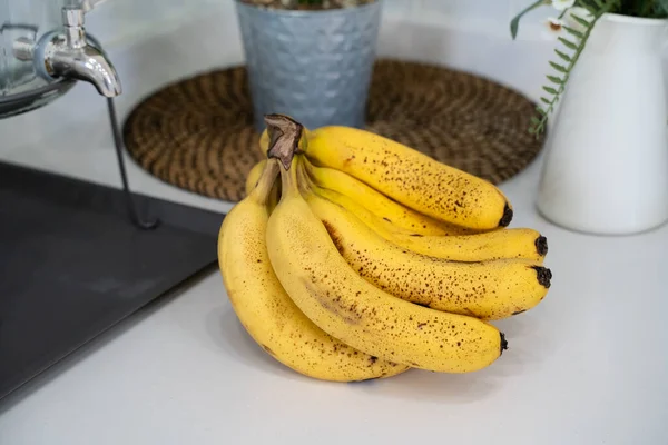 在一个现代化的厨房里 一堆新鲜的香蕉摆在桌子上 这是一个健康的生活理念 — 图库照片