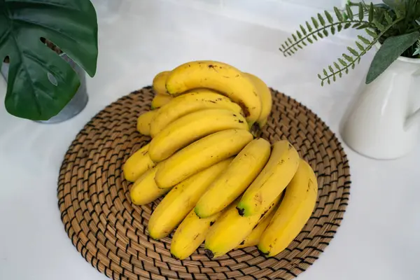 Kilka Świeżych Bananów Leży Stole Nowoczesnej Kuchni Koncepcja Zdrowego Życia — Zdjęcie stockowe