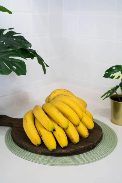 Ένα Μάτσο Φρέσκιες Μπανάνες Βρίσκονται Στο Τραπέζι Μια Σύγχρονη Κουζίνα — Φωτογραφία Αρχείου