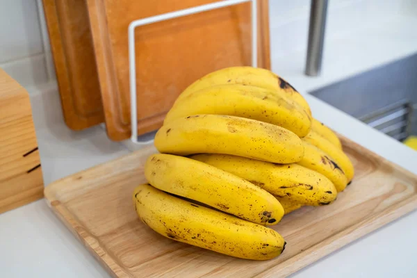 在一个现代化的厨房里 一堆新鲜的香蕉摆在桌子上 这是一个健康的生活理念 — 图库照片