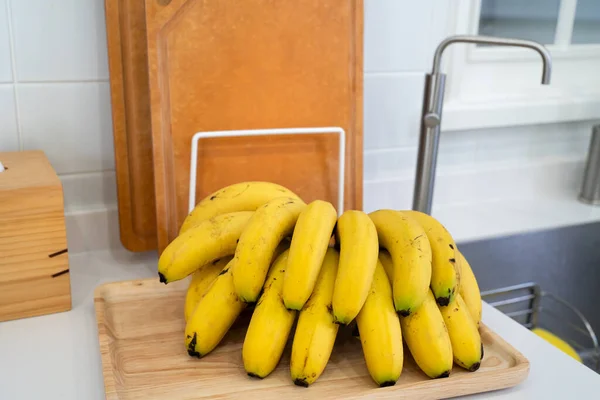 Ένα Μάτσο Φρέσκιες Μπανάνες Βρίσκονται Στο Τραπέζι Μια Σύγχρονη Κουζίνα — Φωτογραφία Αρχείου