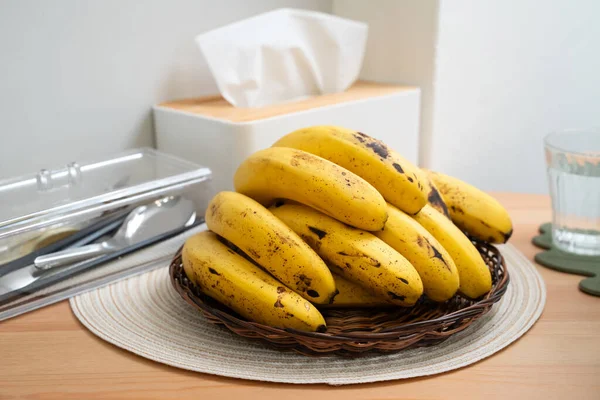在一个现代厨房的饭桌上躺着一束新鲜的香蕉 这是一个健康的生活理念 — 图库照片