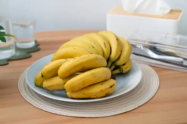 Mazzo Banane Fresche Trovano Sul Tavolo Pranzo Una Cucina Moderna — Foto Stock
