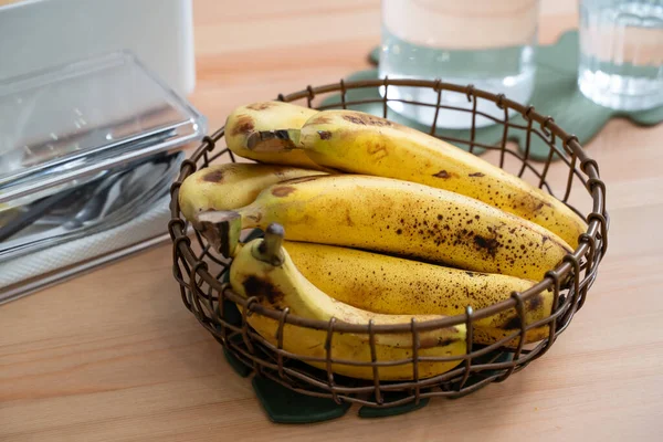 在一个现代厨房的饭桌上躺着一束新鲜的香蕉 这是一个健康的生活理念 — 图库照片