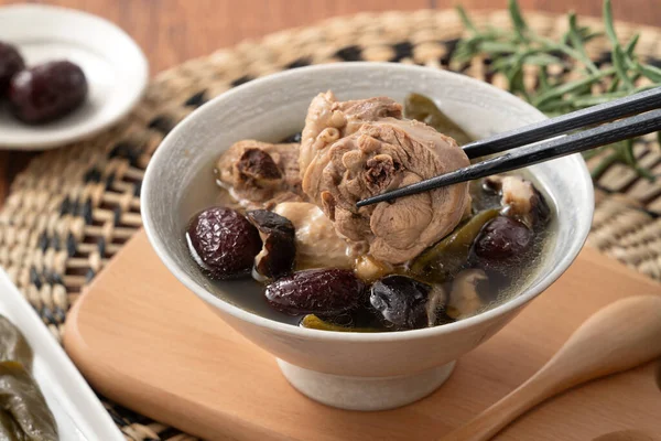 Deliciosa Sopa Pollo Con Chile Verde Pelado Taiwanés Champiñones Tazón Fotos De Stock Sin Royalties Gratis
