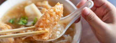 Tainan, Tayvan 'da lezzetli kızarmış, dar çubuklu İspanyol uskumru balığı fileto pilav ve erişteli kalın çorba..