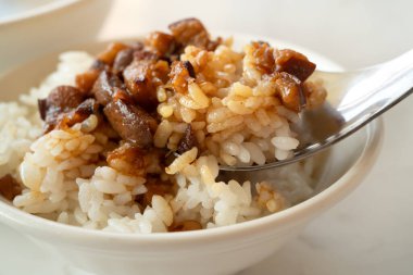 Tayvan restoranında haşlanmış et pilavı, haşlanmış domuz eti ve pilav..