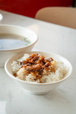 Tayvan restoranında haşlanmış et pilavı, haşlanmış domuz eti ve pilav..