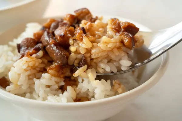 Tayvan restoranında haşlanmış et pilavı, haşlanmış domuz eti ve pilav..