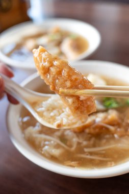 Tainan, Tayvan 'da lezzetli kızarmış, dar çubuklu İspanyol uskumru balığı fileto pilav ve erişteli kalın çorba..