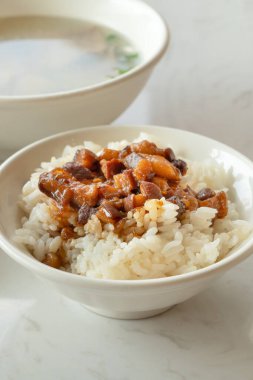 Tayvan restoranında haşlanmış et pilavı, haşlanmış domuz eti ve pilav..