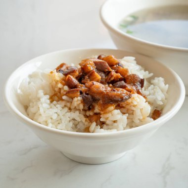 Tayvan restoranında haşlanmış et pilavı, haşlanmış domuz eti ve pilav..