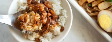 Tayvan restoranında haşlanmış et pilavı, haşlanmış domuz eti ve pilav..