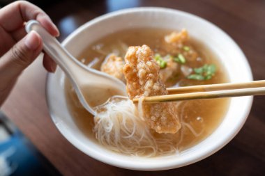 Tainan, Tayvan 'da lezzetli kızarmış, dar çubuklu İspanyol uskumru balığı fileto pilav ve erişteli kalın çorba..