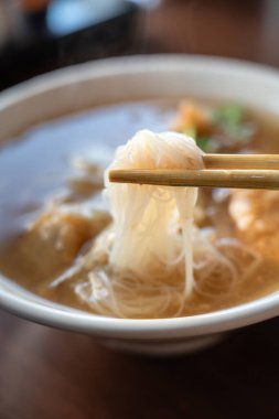 Tainan, Tayvan 'da lezzetli kızarmış, dar çubuklu İspanyol uskumru balığı fileto pilav ve erişteli kalın çorba..