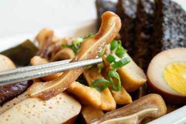 Lezzetli Tayvan geleneksel karışık lu wei, Lou mei, ana yemekle birlikte ağır ateşte pişirilmiş yemekler veya restoranda Lou sosu..