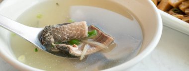 Süt balığı derisi çorbası, Tainan 'da Tayvan sokak yemeklerinin ayırt edici ve ünlü deniz ürünleri mutfağı..