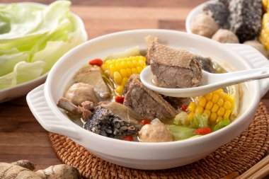 Lezzetli zencefilli ördek yahnisi Tayvan 'da taze sebzeli çorba..