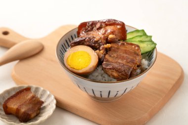 Tayvan restoranında haşlanmış domuz eti, pilav ve pilav..