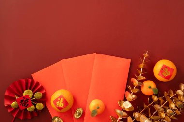 Çin 'in yeni yıl arkaplanı taze mandalina, kırmızı zarf, kağıt yelpaze ve bahar festivali için süslemeler ve bu kelime servet demek..