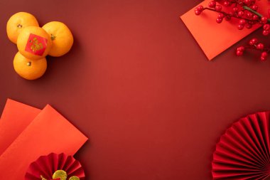 Çin 'in yeni yıl arkaplanı taze mandalina, kırmızı zarf, kağıt yelpaze ve bahar festivali için süslemeler ve bu kelime servet demek..