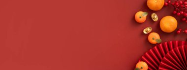 Çin yeni yıl arkaplanı taze mandalina, kırmızı zarf, kağıt yelpaze ve bahar festivali için dekorasyonlar.