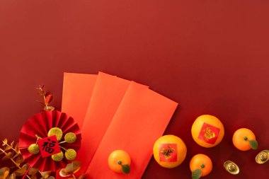 Çin 'in yeni yıl arkaplanı taze mandalina, kırmızı zarf, kağıt yelpaze ve bahar festivali için süslemeler ve bu kelime servet demek..