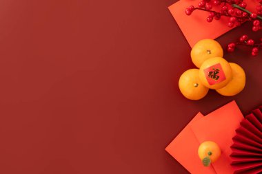 Çin 'in yeni yıl arkaplanı taze mandalina, kırmızı zarf, kağıt yelpaze ve bahar festivali için süslemeler ve bu kelime servet demek..