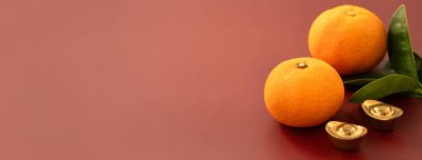 Çin yeni yıl arkaplanı taze mandalina, kırmızı zarf, kağıt yelpaze ve bahar festivali için dekorasyonlar.