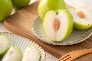 Taze sulu, lezzetli Tayvan sütü, Hindistan sütü, arka planda gri bir sepetin içindeki meyve suyu..