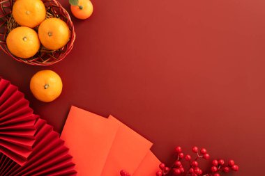 Çin yeni yıl arkaplanı taze mandalina, kırmızı zarf, kağıt yelpaze ve bahar festivali için dekorasyonlar.