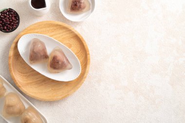 Zongzi, Ejder Gemisi Festivali için kristal buzlu pirinç hamur tatlısı ve tatlı fasulye ezmesi..