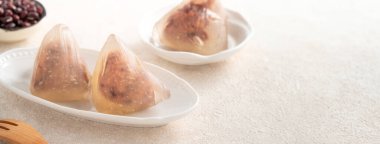 Zongzi, Ejder Gemisi Festivali için kristal buzlu pirinç hamur tatlısı ve tatlı fasulye ezmesi..